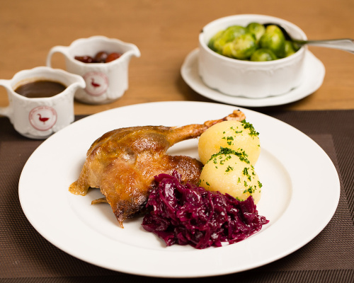Gänsekeule mit Beilagen 